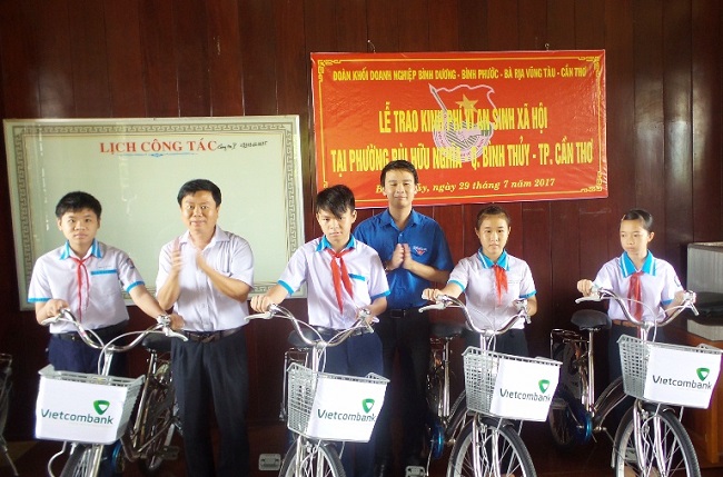Vietcombank Cần Thơ trao tặng 10 chiếc xe đạp cho học sinh nghèo vượt khó nhân dịp năm học mới