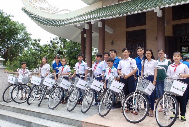 Vietcombank Cần Thơ trao tặng 10 chiếc xe đạp cho học sinh nghèo vượt khó nhân dịp năm học mới