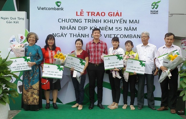 Vietcombank Cần Thơ trao thưởng cho khách hàng may mắn CTKM “55 năm đồng hành – Ngàn quà tặng gắn kết”