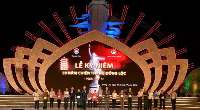 Vietcombank cùng cả nước tri ân các anh hùng liệt sỹ tại Lễ kỷ niệm “50 năm Chiến thắng Đồng Lộc”