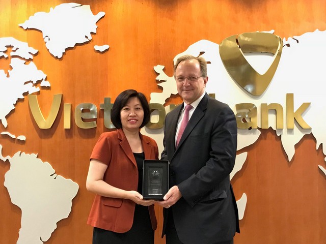 Vietcombank đạt Giải thưởng Chất lượng Thanh toán Xuất sắc cho năm 2017-2018 do Wells Fargo Bank trao tặng