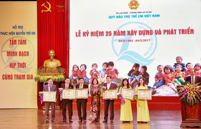 Vietcombank đón nhận bằng khen của Thủ tướng Chính phủ trong công tác bảo vệ và chăm sóc trẻ em