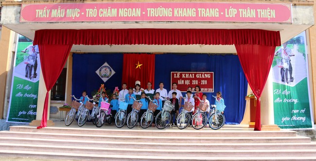 Vietcombank Hạ Long với chương trình “Xe đạp đến trường – San sẻ yêu thương”