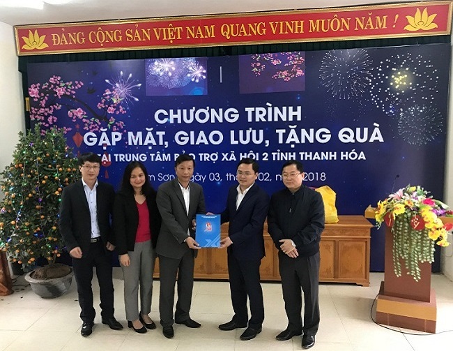 Vietcombank Hà Thành tặng quà tết tại Thanh Hóa và Bệnh viện Nhi TW Hà Nội