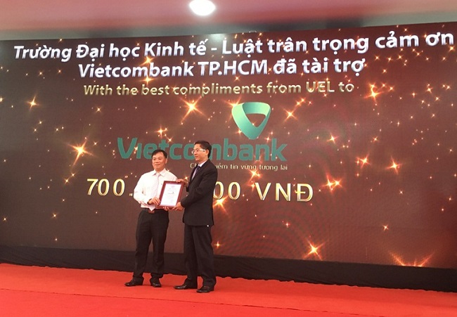 Vietcombank Hồ Chí Minh trao tặng 700 triệu đồng hỗ trợ công tác đào tạo và học bổng cho trường Đại học Kinh tế - Luật (Đại học Quốc gia Tp.HCM)