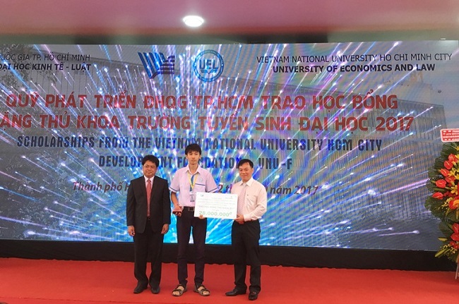 Vietcombank Hồ Chí Minh trao tặng 700 triệu đồng hỗ trợ công tác đào tạo và học bổng cho trường Đại học Kinh tế - Luật (Đại học Quốc gia Tp.HCM)