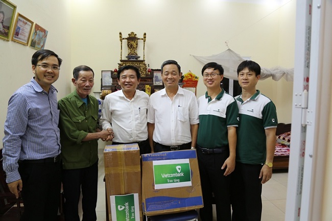 Vietcombank Hoàng Mai tổ chức Lễ bàn giao 08 nhà tình nghĩa cho hộ nghèo trên địa bàn quận Hoàng Mai