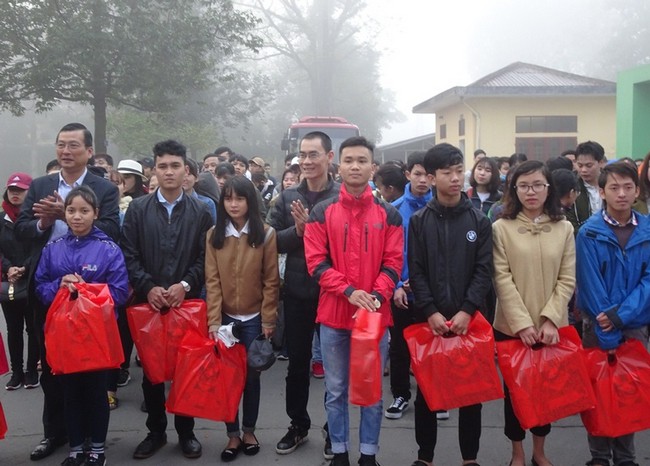 Vietcombank Huế phối hợp với Trường Đại học Nông Lâm Huế tổ chức Chương trình “Xe đưa sinh viên về Tết miễn phí” dịp Xuân Mậu Tuất 2018