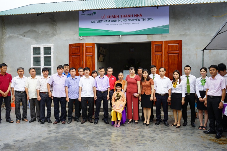 Vietcombank Hưng Yên  xây nhà tình nghĩa tặng mẹ Việt Nam Anh Hùng