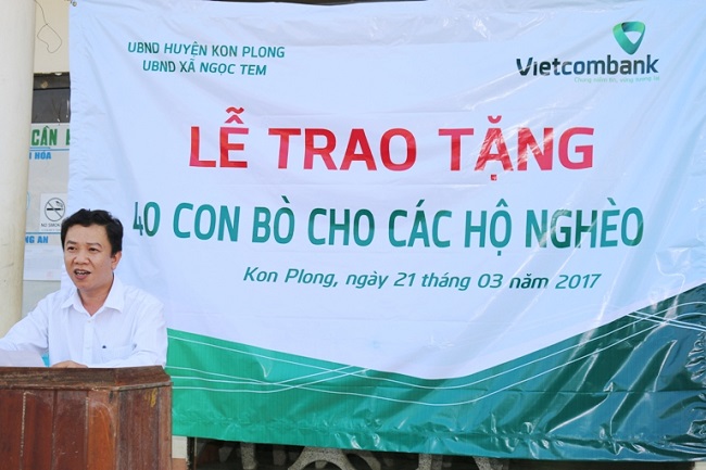 Vietcombank Kon Tum trao tặng 100 con bò giống cho các hộ nghèo tại huyện KonPlong, tỉnh Kon Tum