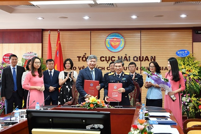 Vietcombank ký kết thỏa thuận hợp tác triển khai dịch vụ nộp thuế hải quan điện tử với Tổng cục Hải quan