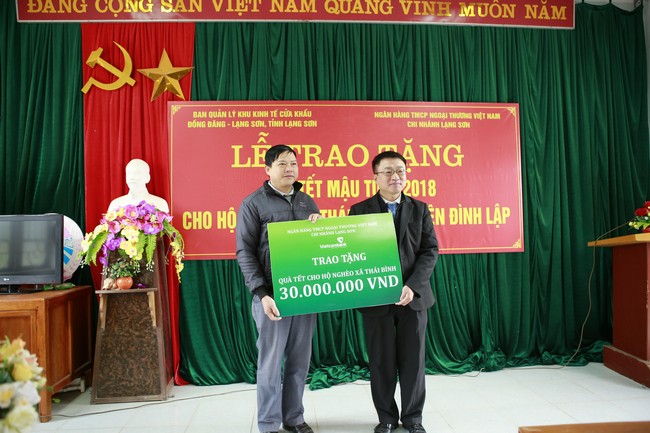 Vietcombank Lạng Sơn trao “Xuân yêu thương” đến với các gia đình có hoàn cảnh khó khăn