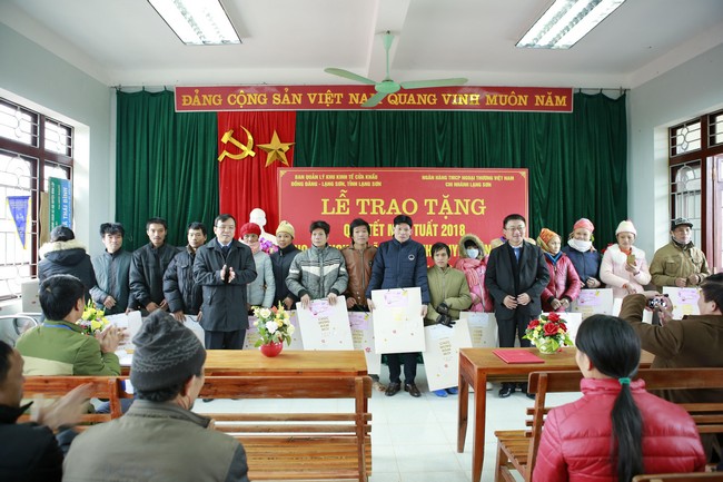 Vietcombank Lạng Sơn trao “Xuân yêu thương” đến với các gia đình có hoàn cảnh khó khăn