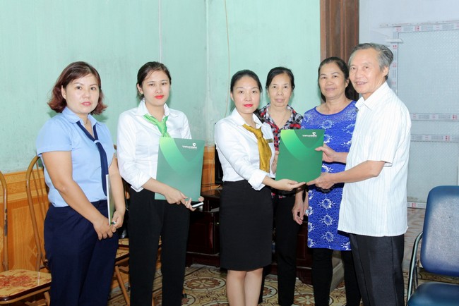 Vietcombank Lào Cai với các hoạt động an sinh xã hội nhân kỷ niệm 71 năm ngày Thương binh liệt sĩ 27/07/1947 – 27/07/2018