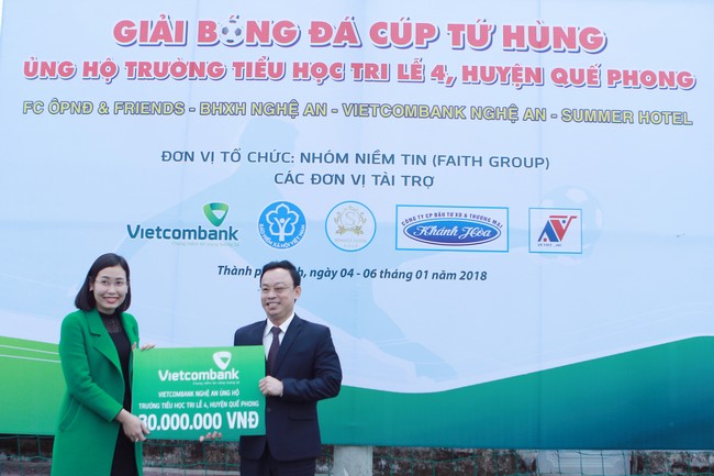 Vietcombank Nghệ An tham gia Giải bóng đá từ thiện ủng hộ Trường tiểu học Tri Lễ 4, huyện Quế Phong, tỉnh Nghệ An.