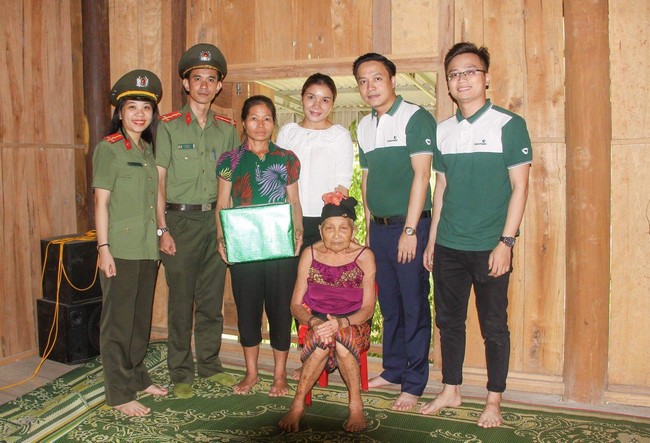 Vietcombank Nghệ An thăm và tặng quà mẹ Việt Nam Anh hùng tại tỉnh Nghệ An