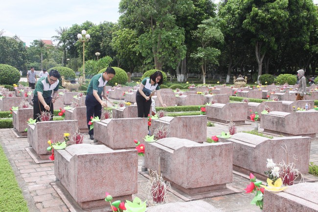 Vietcombank Nghệ An thăm và tặng quà mẹ Việt Nam Anh hùng tại tỉnh Nghệ An