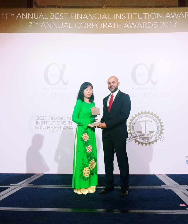 Vietcombank nhận giải thưởng “Ngân hàng tốt nhất Việt Nam” năm 2017 do Tạp chí Alpha SEA trao tặng