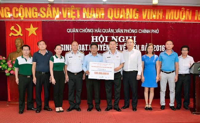 Vietcombank phối hợp với Văn phòng Chính phủ tặng sổ tiết kiệm và xây nhà tình nghĩa cho gia đình các liệt sỹ Hải quân