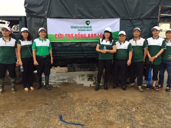 Vietcombank Quảng Ngãi cứu trợ nạn nhân bão số 12