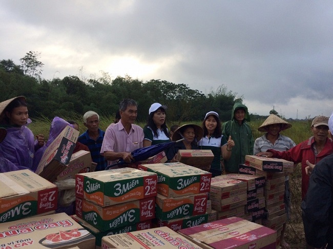 Vietcombank Quảng Ngãi cứu trợ nạn nhân bão số 12