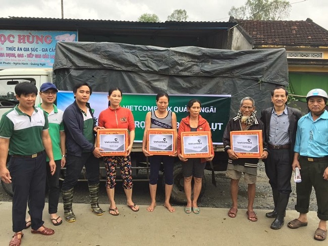 Vietcombank Quảng Ngãi về nơi rốn lũ cứu trợ cho đồng bào bị thiên tai lũ lụt