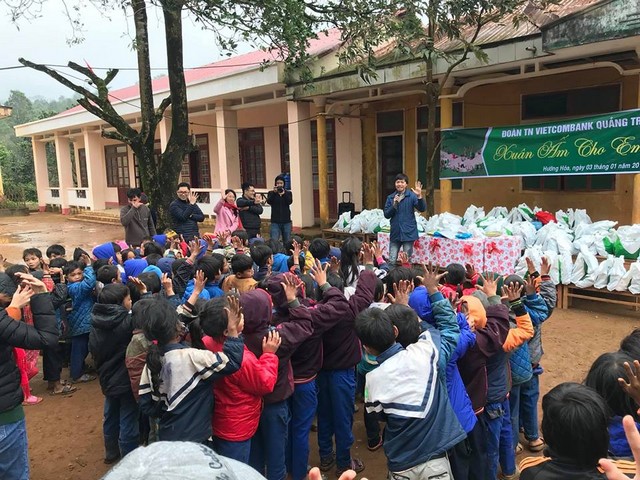 Vietcombank Quảng Trị trao “Xuân ấm cho em” tại trường mầm non miền núi cao Măng Sông