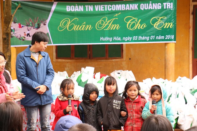 Vietcombank Quảng Trị trao “Xuân ấm cho em” tại trường mầm non miền núi cao Măng Sông