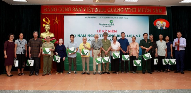 Vietcombank Sở giao dịch tổ chức Lễ kỷ niệm 71 năm ngày Thương binh Liệt sĩ