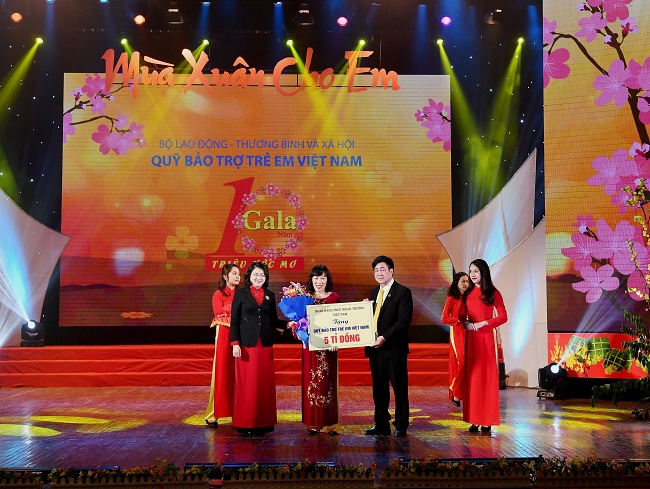 Vietcombank tài trợ 5 tỷ đồng cho Quỹ bảo tợ trẻ em Việt Nam