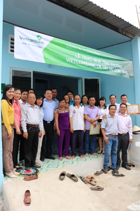 Vietcombank Tây Sài Gòn tặng 4 nhà tình thương cho các hộ khó khăn trên địa bàn huyện Bình Chánh