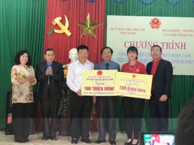 Vietcombank tham gia công tác “Đền ơn đáp nghĩa” với Đoàn công tác của Phó Chủ tịch nước Đặng Thị Ngọc Thịnh