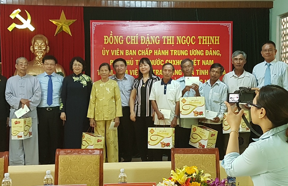 Vietcombank tham gia cùng đoàn công tác của Phó Chủ tịch nước tặng nhà tình nghĩa cho hộ gia đình chính sách tại huyện Duy Xuyên, tỉnh Quảng Nam
