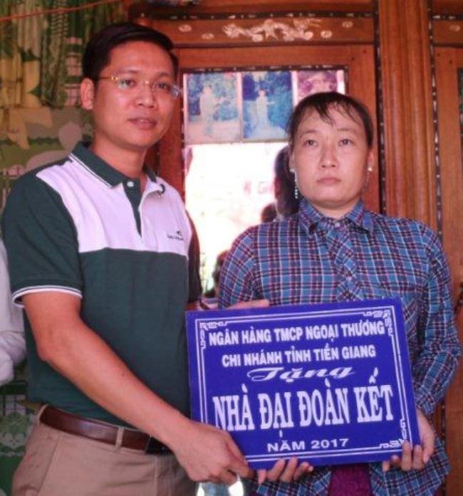 Vietcombank Tiền Giang trao tặng nhà Đại đoàn kết cho hộ nghèo tại xã Long Vĩnh