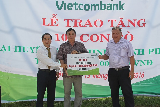 Vietcombank trao 100 con bò giống trị giá 1,5 tỷ đồng cho hộ nghèo huyện Sông Hinh, tỉnh Phú Yên