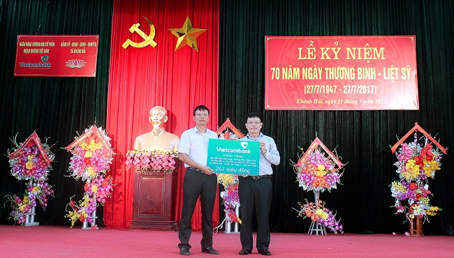 Vietcombank trao 247 triệu đồng tặng quà Mẹ Việt Nam anh hùng và các thương bệnh binh, gia đình liệt sỹ, gia đình có công tại xã Khánh Hải, Yên Khánh, Ninh Bình