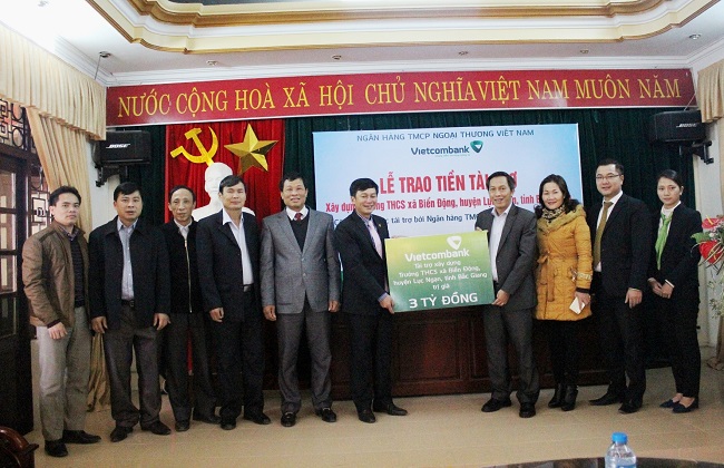 Vietcombank trao 3 tỷ đồng xây dựng trường học tại Bắc Giang năm 2017