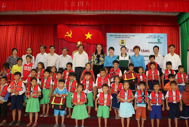 Vietcombank trao  cặp phao cứu sinh và bọc bổng cho trẻ em vùng sông nước tỉnh Tiền Giang và Cần Thơ