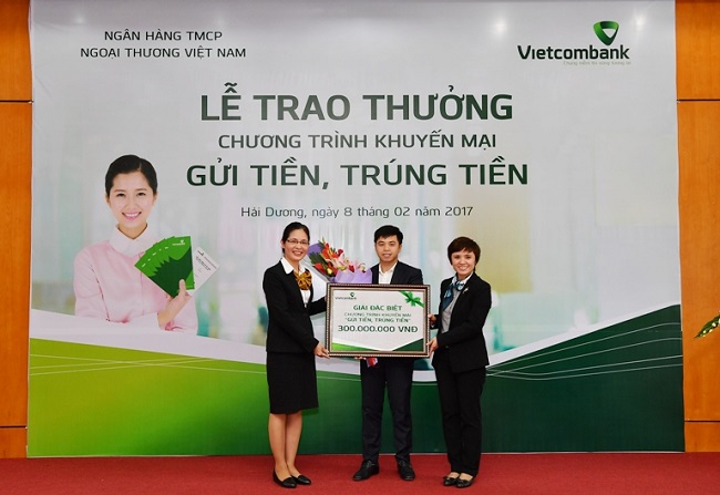 Vietcombank trao giải đặc biệt trị giá 300 triệu đồng cho khách hàng may mắn trong chương trình “Gửi tiền, Trúng tiền”