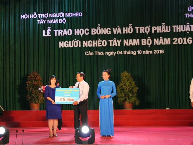 Vietcombank trao tặng 2 tỷ đồng tại Lễ trao học bổng và hỗ trợ phẫu thuật tim cho người nghèo Tây Nam Bộ năm 2016