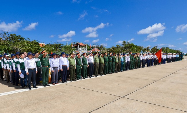 Vietcombank trao tặng 3 xuồng CQ trị giá 10,5 tỷ đồng cho cán bộ chiến sỹ hải quân nhân chuyến thăm quần đảo Trường Sa