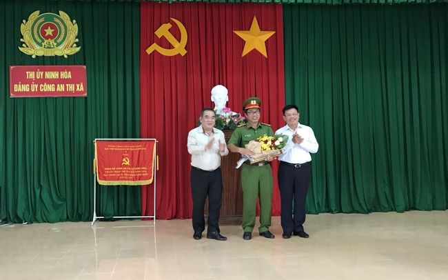 Vietcombank trao thưởng 100 triệu đồng cho lực lượng công an tỉnh Khánh Hòa