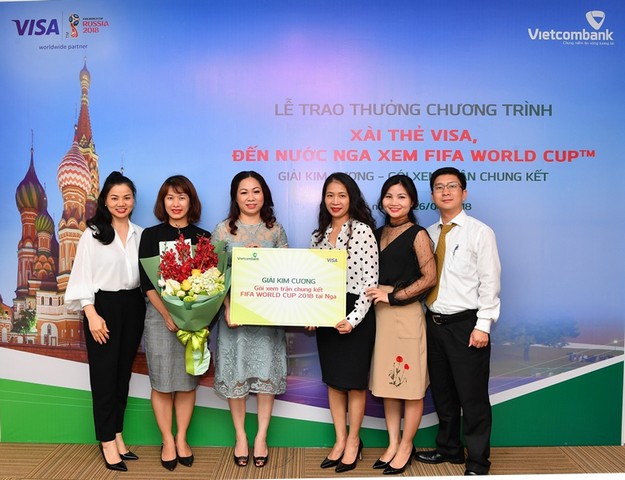 Vietcombank trao thưởng cho khách hàng giành giải Kim Cương của Chương trình “Xài thẻ Visa, đến nước Nga xem Fifa World CupTM”