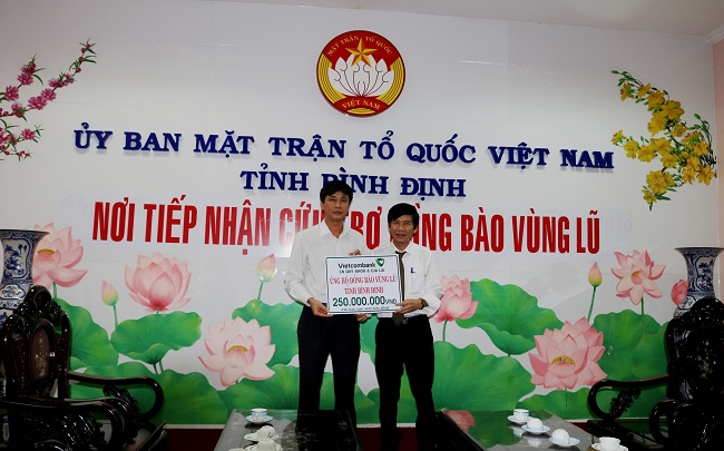 Vietcombank ủng hộ 1 tỷ đồng cho đồng bào vùng lũ tỉnh Bình Định