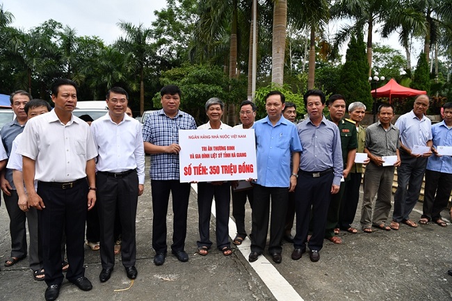 Vietcombank ủng hộ 400 triệu đồng tặng quà các gia đình thương binh liệt sỹ, người có công và gia đình chính sách tại tỉnh Hà Giang