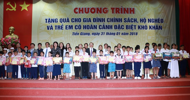 Vietcombank ủng hộ 500 triệu đồng xây 10 căn nhà cho gia đình chính sách, hộ nghèo và gia đình trẻ em có hoàn cảnh đặc biệt khó khăn tại tỉnh Tiền Giang