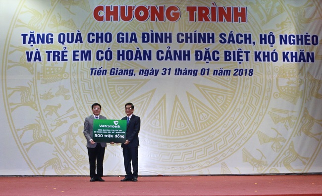 Vietcombank ủng hộ 500 triệu đồng xây 10 căn nhà cho gia đình chính sách, hộ nghèo và gia đình trẻ em có hoàn cảnh đặc biệt khó khăn tại tỉnh Tiền Giang