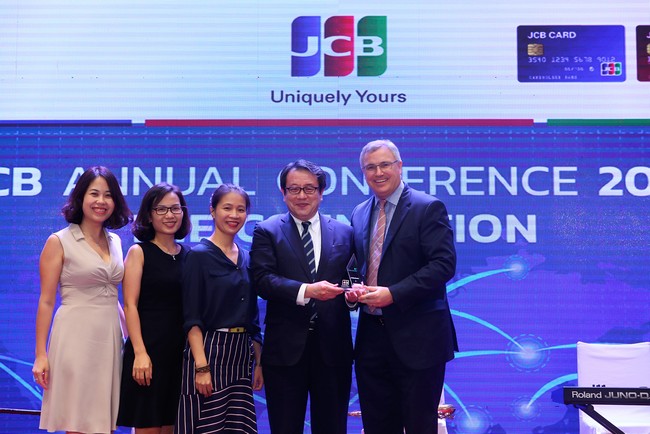Vietcombank vinh dự nhận các Giải thưởng do Tổ chức thẻ quốc tế JCB trao tặng