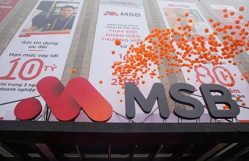 Logo mới của MSB và thiết kế mang tông đỏ, cam thu hút sự chú ý của người dùng.