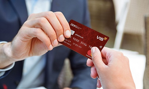 Đại diện VIB khẳng định việc sáng tạo nhiều dòng thẻ độc đáo cũng giúp khách hàng hứng thú với thẻ ngân hàng hơn.